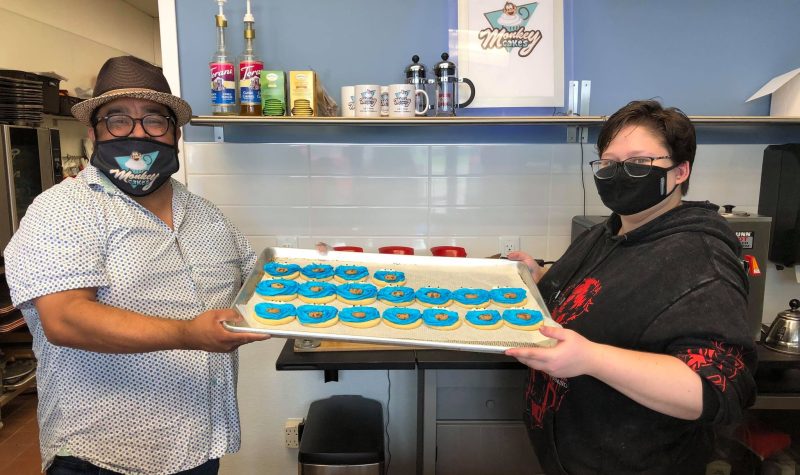 Jonathan Ramirez et Maddie Cry à la boulangerie Monkeycakes tenant un plateau de biscuits «Cookie Monster»
