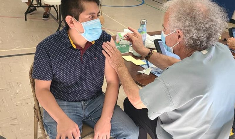 Una persona recibiendo la vacuna