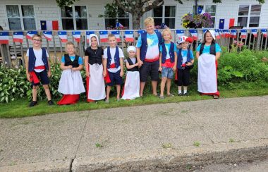 De jeunes enfants habillés en costumes acadiens.