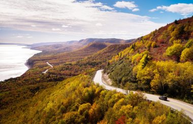 Une route traversant les montagnes en automne.