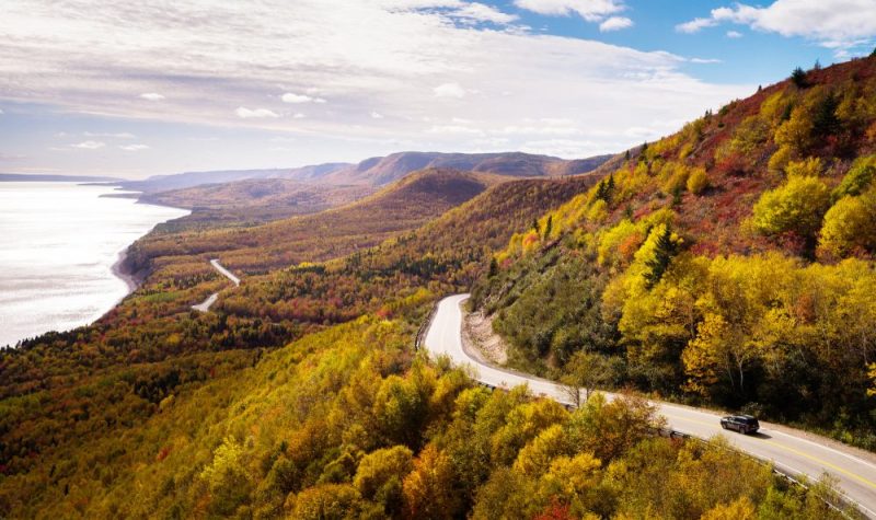 Une route traversant les montagnes en automne.