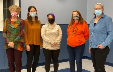 Raymonde Menard, Ashley Sokorinski, Amanda Plamondon, Savannah Girard, Christelle Shepherd posent pour une photo à la suite de l'AGA d'octobre 2021.