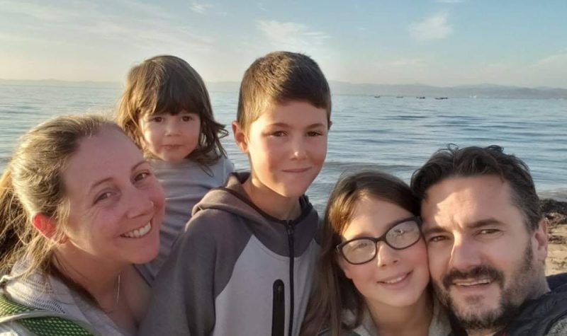 Une famille de cinq membres sur un bateau en mer par une belle journée d'été.