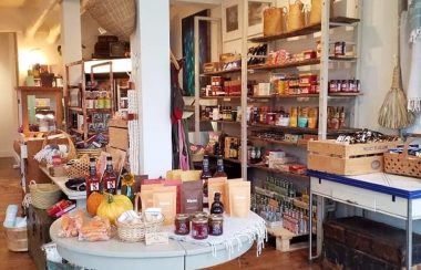 Intérieur d'une boutique avec plein de provisions.