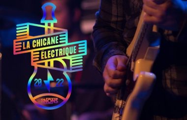 Le logo de la Chicane électrique est formé d'une guitare avec une ceinture fléchée qui entoure le manche. Une personne joue une guitare électrique blanche.