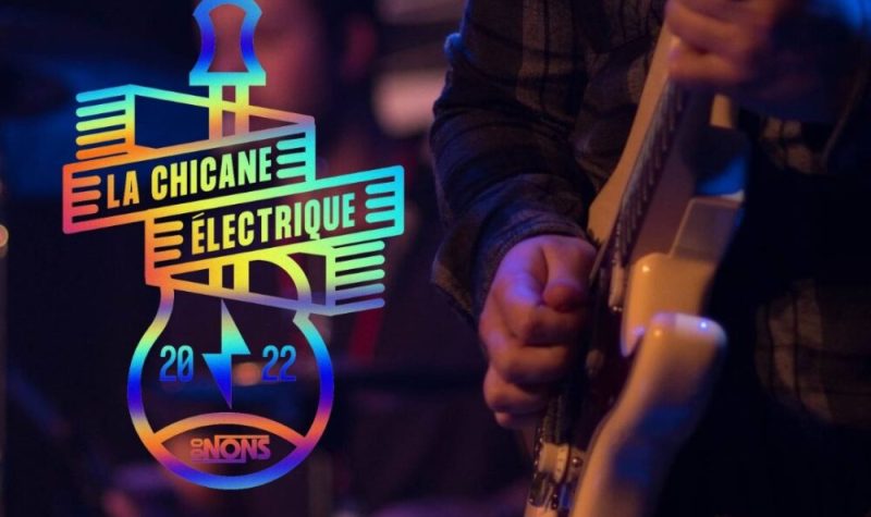Le logo de la Chicane électrique est formé d'une guitare avec une ceinture fléchée qui entoure le manche. Une personne joue une guitare électrique blanche.