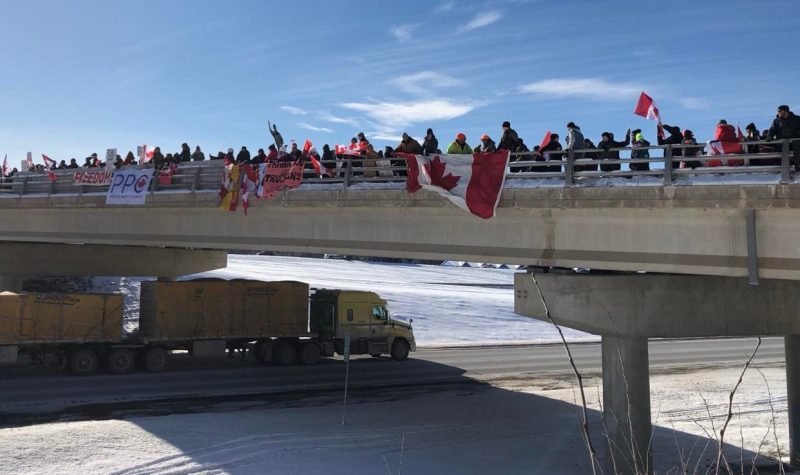 Des manifestants sur un pont