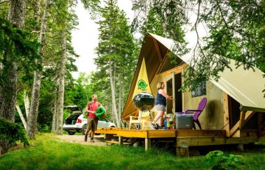 Un homme et une femme arrivant à leur emplacement de camping.