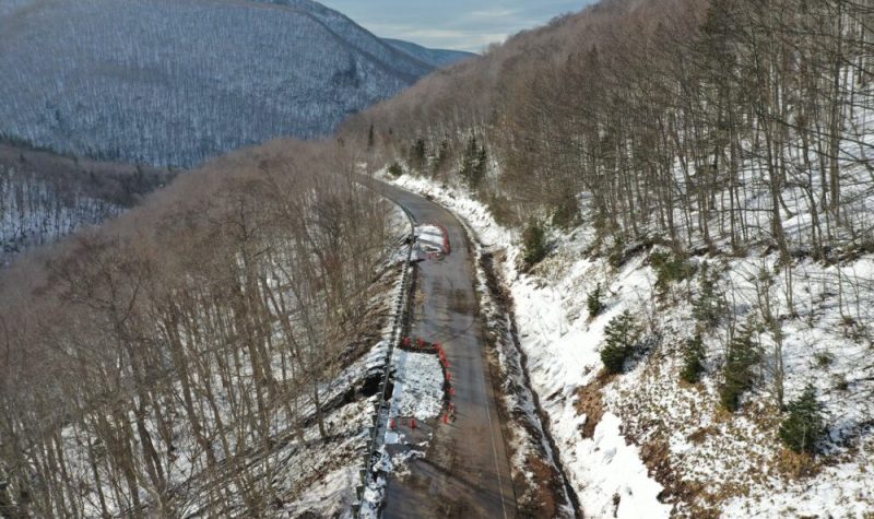 Route endommagée à travers les montagnes.