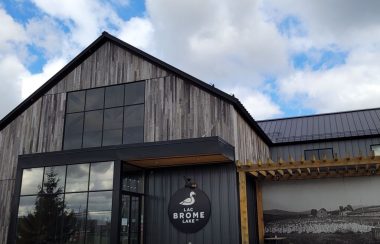 A picture of Brome Lake Ducks' boutique. A grey, modern building in Knowlton.