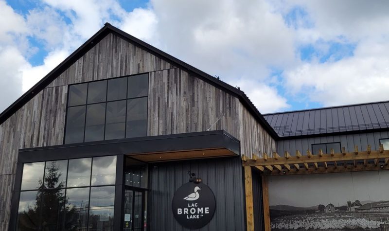 A picture of Brome Lake Ducks' boutique. A grey, modern building in Knowlton.