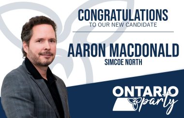 Le candidat du parti Ontario pour Simcoe Nord, Aaron MacDonald