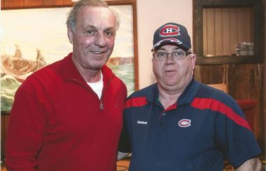 Guy Lafleur, le légendaire numéro 10 des Canadiens de Montréal, avec Robert Poirier lors de la visite des anciens Canadiens à Chéticamp en mars 2014. (Photo: Facebook Lucille Poirier)