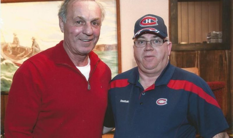 Guy Lafleur, le légendaire numéro 10 des Canadiens de Montréal, avec Robert Poirier lors de la visite des anciens Canadiens à Chéticamp en mars 2014. (Photo: Facebook Lucille Poirier)