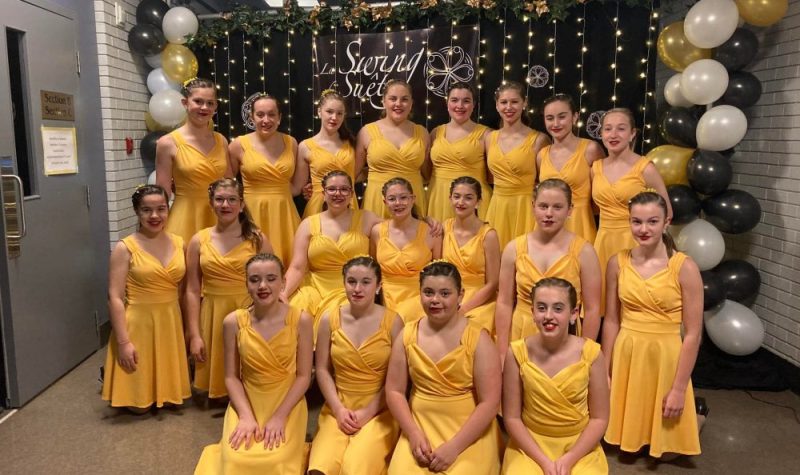 Des jeunes danseuses habillées en jaune.