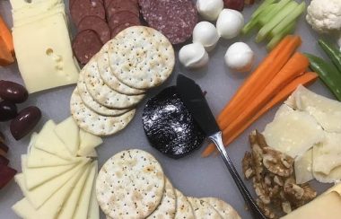 Des biscuits des fromages et des légumes.