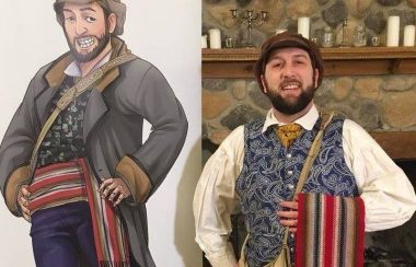 Rob Malo en costume de voyageur à côté d'une pancarte du personnage TiBert le Voyageur.