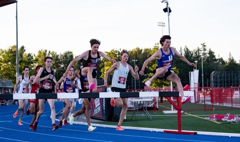 Xavier Lemaître jumping over a steeple with other contenders following behind him.