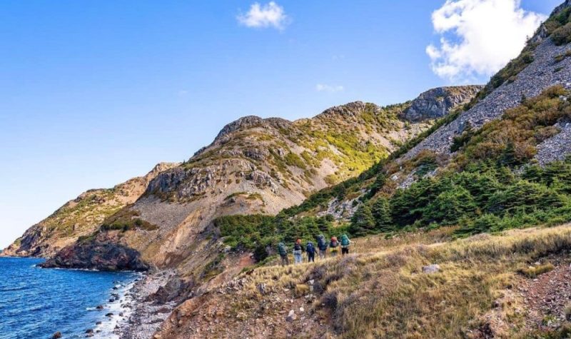 Des randonneurs entre la mer et les montagnes.