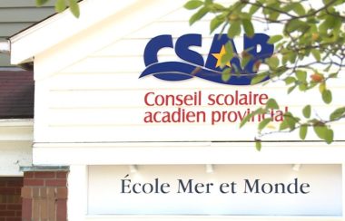 le logo du CSAP ainsi que de l'école Mer et Monde sur un bâtiment