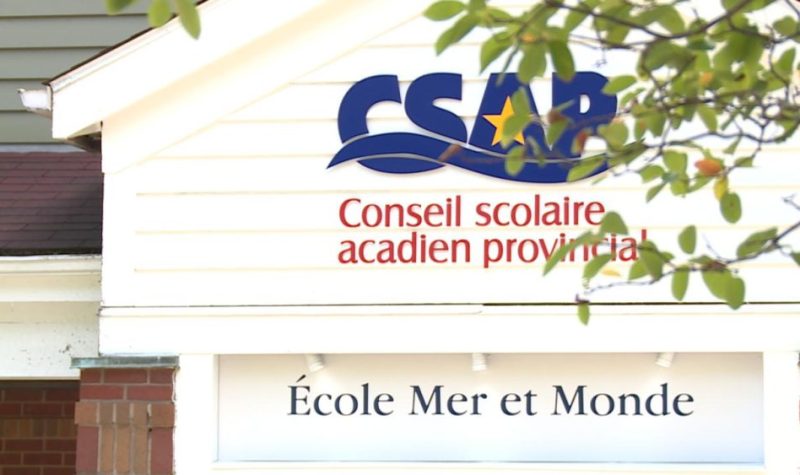 le logo du CSAP ainsi que de l'école Mer et Monde sur un bâtiment