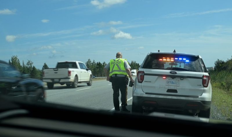 Un policier près de la route.