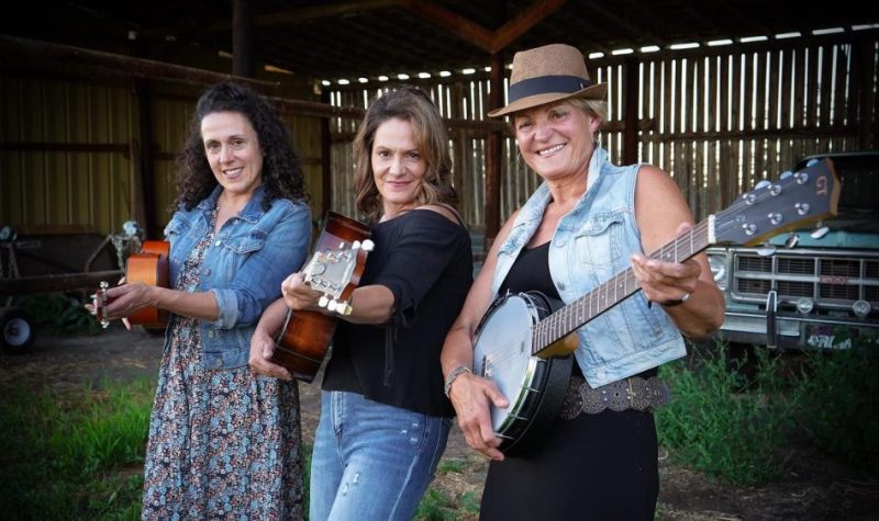 Karen Levoir, Tracy Lord et Michèle Gauthier posent à la caméra, guitares à la main.
