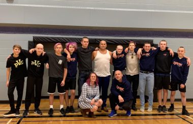 Les élèves de l'équipe de volleyball prennent une photo avec Franco Giammarioli, au centre.