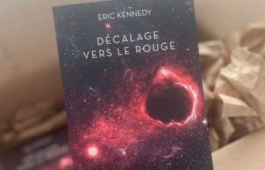 On vois le livre de Eric Kennedy, couverture inspirée de l'espace et des galaxies a dominante rouge