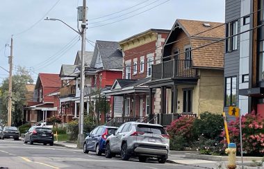 En 2022, le quartier comptait 50,330 habitants. 53,3 % d'entre-deux parlent anglais et 30,2 % le français. (Photo : Guy Dagenais)