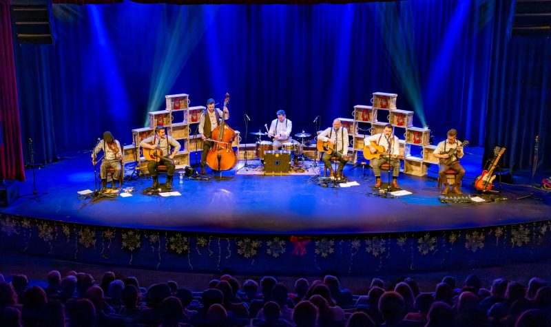 Une scene de theatre sur laquelle les musiciens des gars du nord jouent.