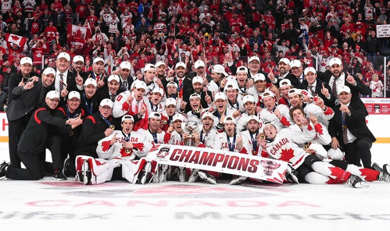 Une équipe de hockey célébrant la victoire.