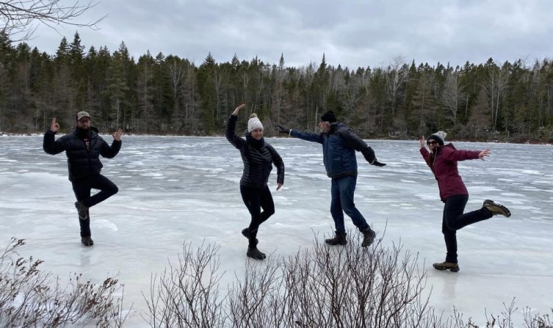 des randonneurs imitent des patineurs sur un lac gelé