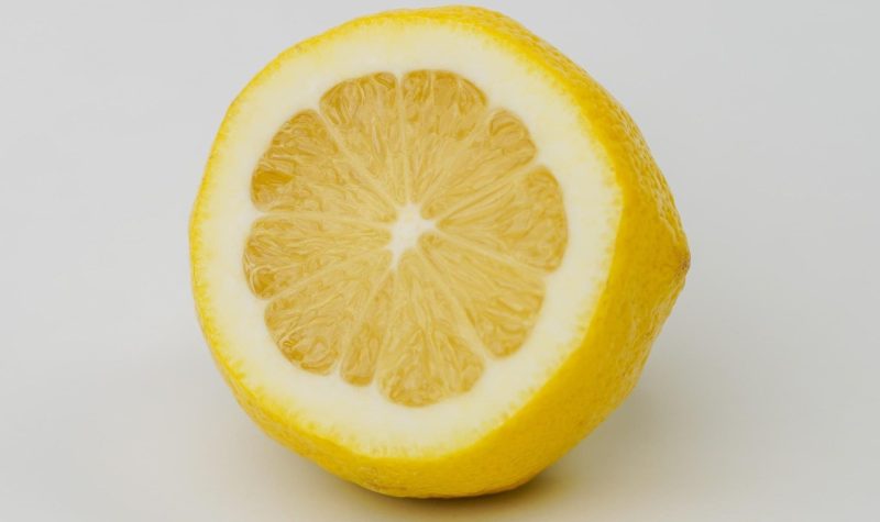 Un demi citron sur fond gris
