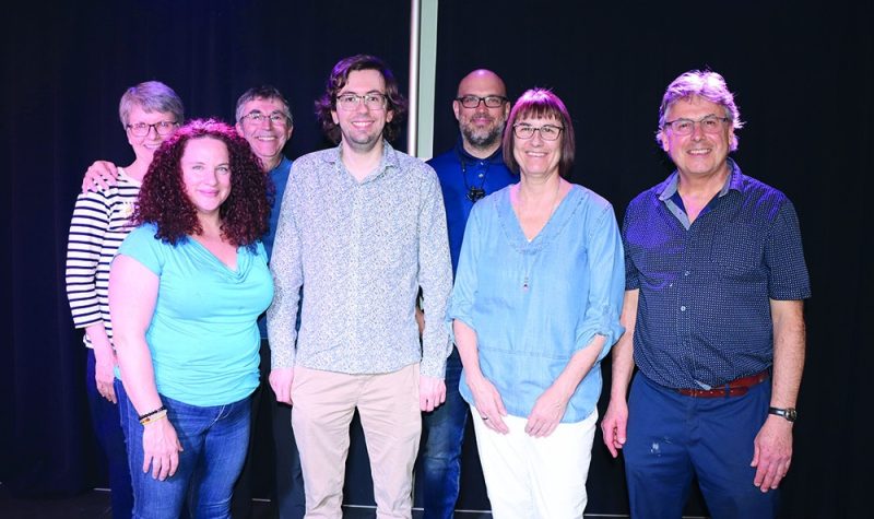 Le chanteur Vincent Bishop (au centre) entouré de représentants de La Clé et de la communauté franco-ontarienne de Penetanguishene. Photo : gracieuseté du journal «Le Goût de Vivre »