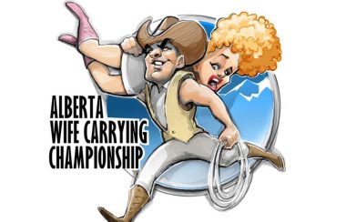 Un dessin d'un homme portant une femme sur une épaule. Dans la main libre, l'homme tient un lasso. Il porte un chapeau et des bottes de cowboy. Il est inscrit « Alberta Wife Carrying Championship » sur le dessin.