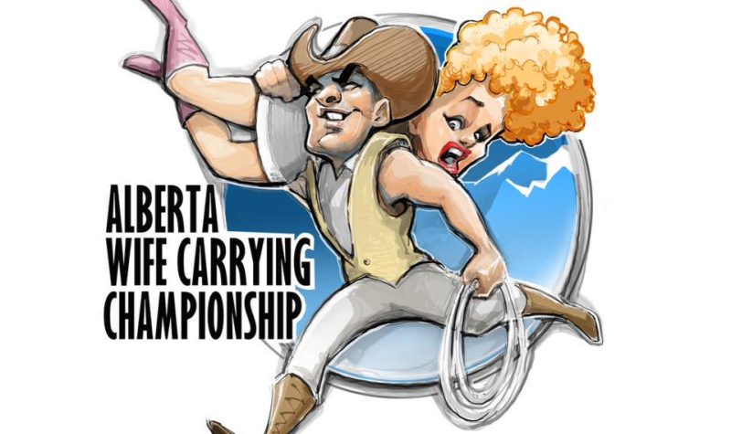 Un dessin d'un homme portant une femme sur une épaule. Dans la main libre, l'homme tient un lasso. Il porte un chapeau et des bottes de cowboy. Il est inscrit « Alberta Wife Carrying Championship » sur le dessin.