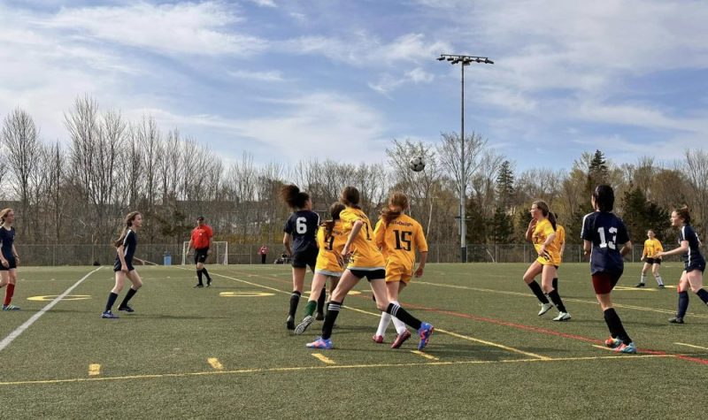 Des jeunes filles jouant au soccer.