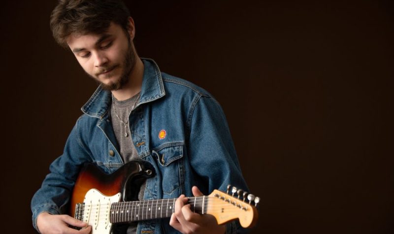 Un homme jouant de la guitare électrique.