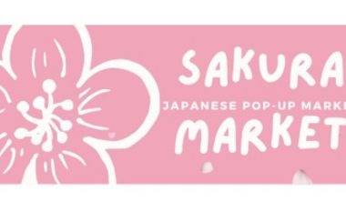 le nom du marché sur un fond rose accompagné d'une fleur de cerisier