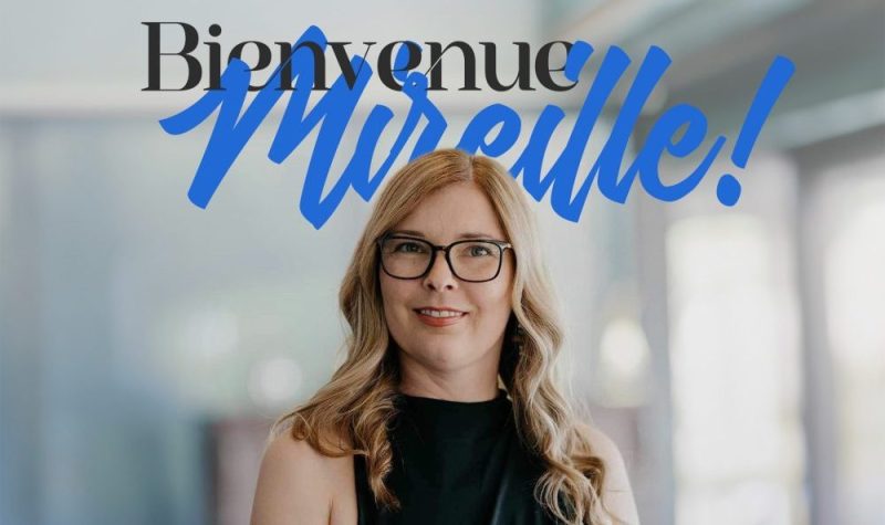 Une dame habillée d'une robe noire avec des lunettes noire et cheveu blond avec la mention bienvenue Mireille