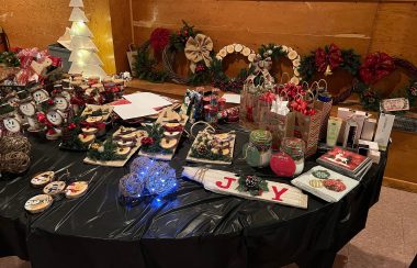 Une table est remplie de décorations de Noël