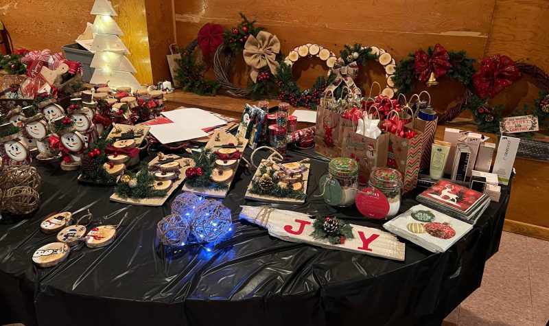 Une table est remplie de décorations de Noël