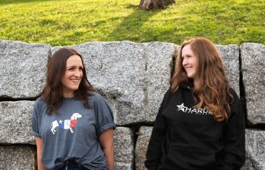 Deux femmes portant des tshirts symbolisant la culture acadienne