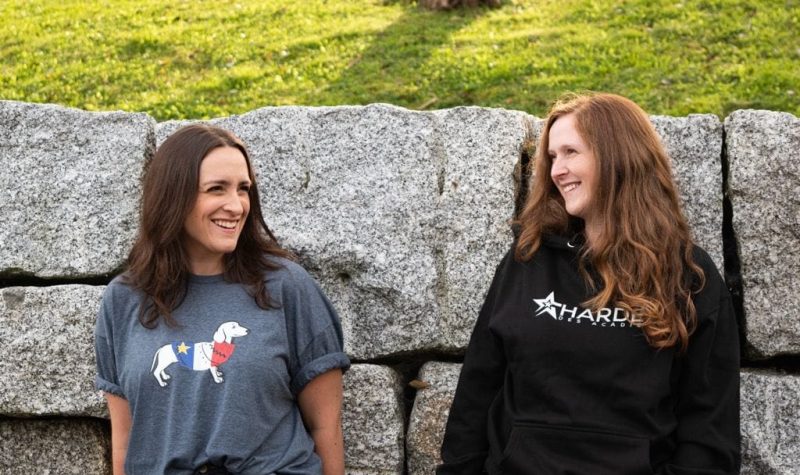 Deux femmes portant des tshirts symbolisant la culture acadienne