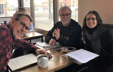 Denis Perreaux, Ronald Tremblay et Josée Thibeault posent pour une photo autour d'un café.