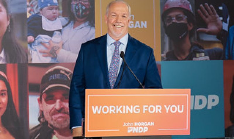 Le premier ministre sortant de la Colombie-Britannique, John Horgan, dirigera un gouvernement néo-démocrate majoritaire, avec au moins 55 sièges. Photo : BCNPD.ca