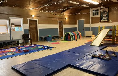 The gorge hall is equipped with gym mats, tunnels and other large kids equipment.