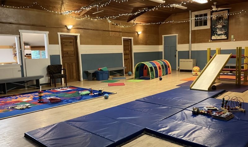 The gorge hall is equipped with gym mats, tunnels and other large kids equipment.