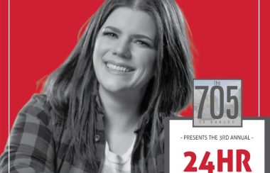 La photo en noir et blanc d'une jeune femme souriante et les bras croisée sur un fond rouge accompagné des informations en lien avec la campagne de financement